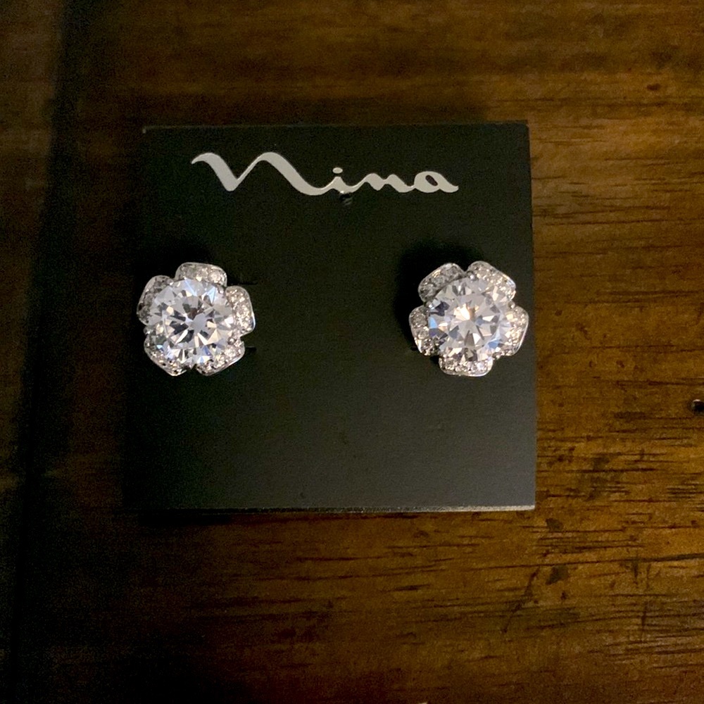 Flower stud earring by Nina